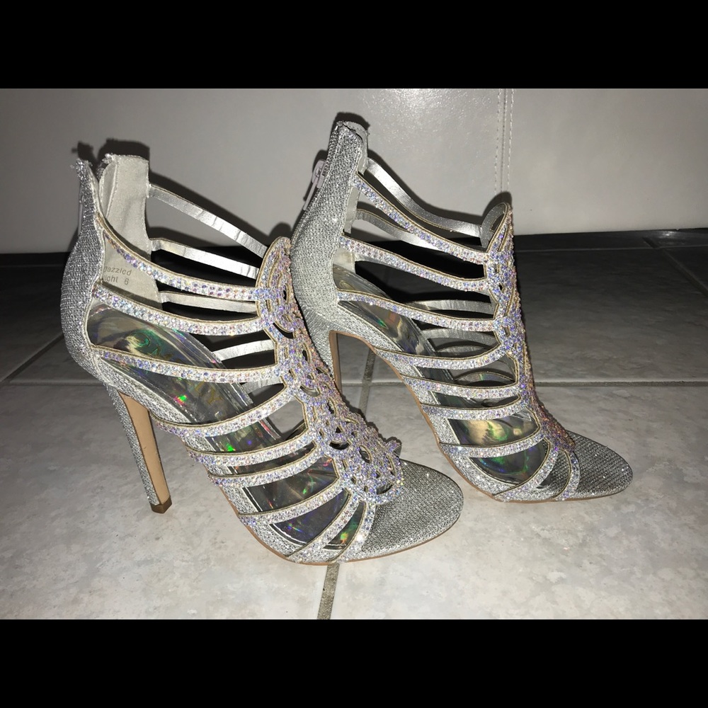 Silver heels - Picture 2 of 3